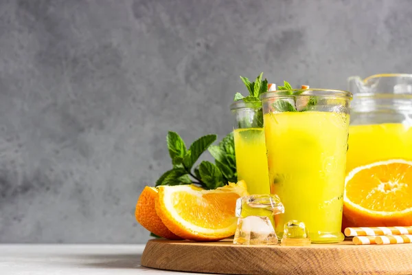 Orangenlimonade Glas Mit Frischer Orange Und Minze Über Hellgrauem Steintisch — Stockfoto