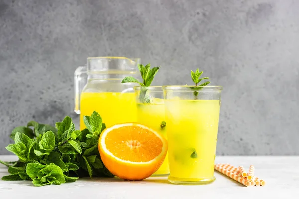 Orangenlimonade Glas Mit Frischer Orange Und Minze Über Hellgrauem Steintisch — Stockfoto