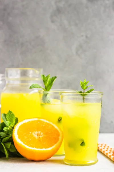 Orangenlimonade Glas Mit Frischer Orange Und Minze Über Hellgrauem Steintisch — Stockfoto