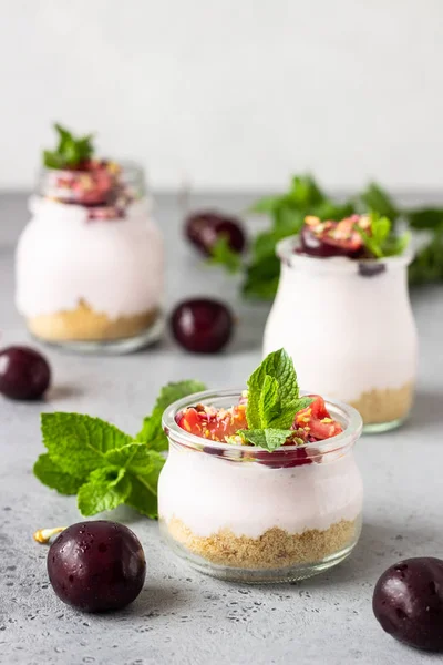 Kein Gebackener Käsekuchen Mit Kirsche Glas Frischen Kirschen Und Minze — Stockfoto