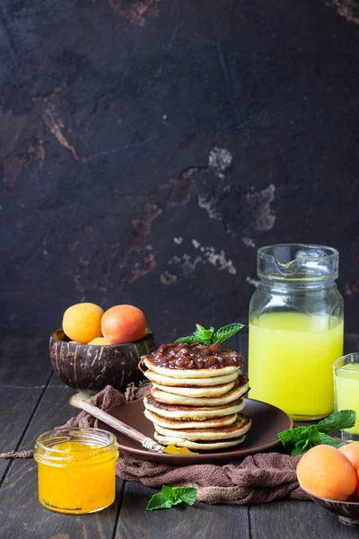 American Pancakes Fritters Jam Fresh Apricot Mint Delicious Dessert Breakfast — Stock Photo, Image
