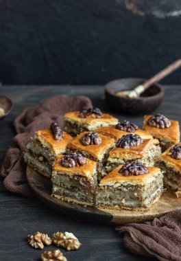 Baklava. Ramazan Tatlısı. Ahşap bir masada ceviz ve bal ile geleneksel Arap tatlı. 
