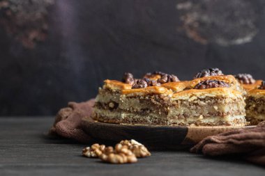 Baklava. Ramazan Tatlısı. Ahşap bir masada ceviz ve bal ile geleneksel Arap tatlı. 