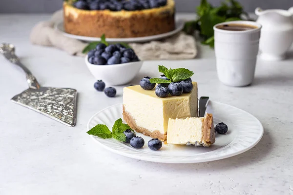 Cheesecake Stile Newyorkese Mirtilli Freschi Menta Piatto Bianco Sfondo Pietra — Foto Stock