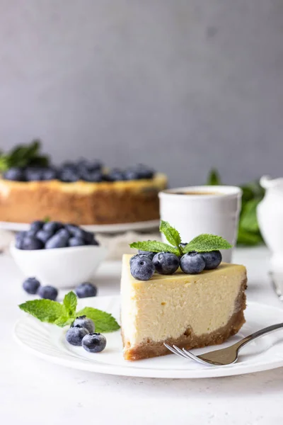 Cheesecake Stile Newyorkese Mirtilli Freschi Menta Piatto Bianco Sfondo Pietra — Foto Stock