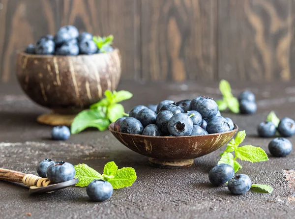 Freshly Picked Blueberries Wooden Bowl Juicy Fresh Blueberries Mint Dark — Stock Photo, Image