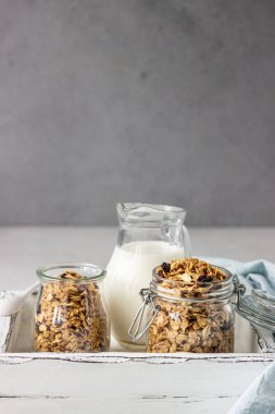 Kuru üzüm ve süt ile cam kavanozgranola. Sağlıklı kahvaltı.