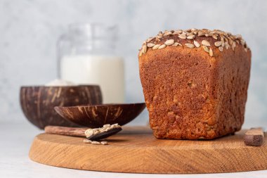 Ahşap kesme tahtası üzerinde tohumlu kepekli çavdar ekmeği Somun.