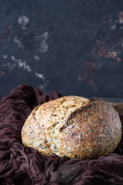 Pane Segale Tradizionale Rotondo Artigianale Con Semi Vassoio Legno Sfondo — Foto Stock