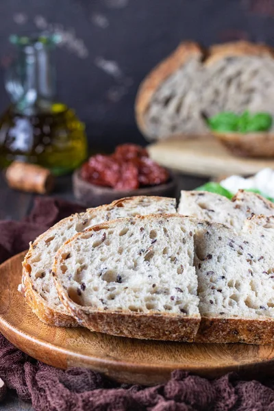 Pane Rotondo Pane Lievitato Fresco Con Ricotta Pomodori Secchi Basilico — Foto Stock