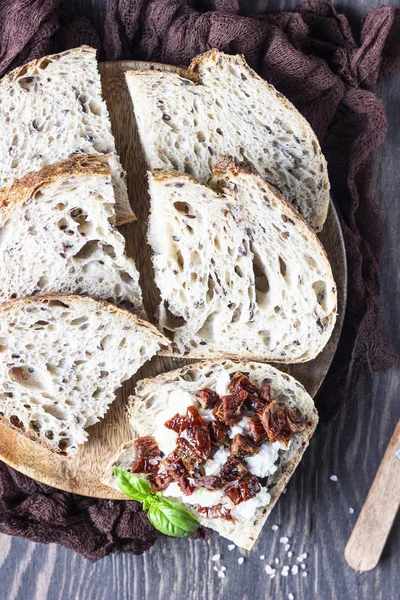 Fette Pane Con Ricotta Pomodori Secchi Basilico Servite Tagliere Legno — Foto Stock