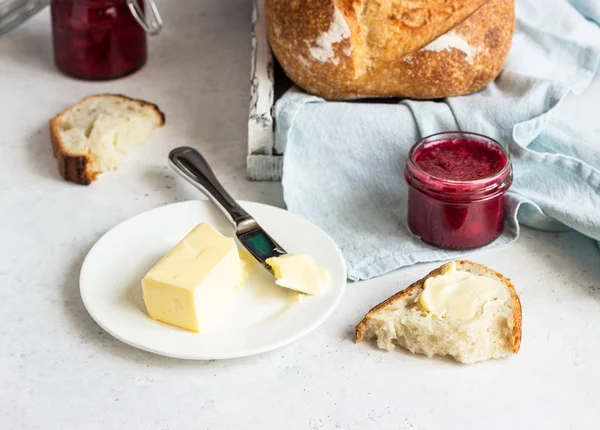 Rostat Vitt Hantverksmässigt Bröd Med Smör Och Sylt Ljusgrå Stenbord — Stockfoto