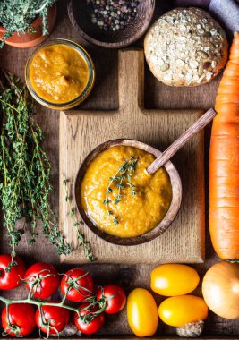 Kavanozlarda sebze havyar, taze domates, soğan, havuç, patlıcan ve kekik ahşap bir tepside ekmek ile servis edilir. Ev yapımı reçeller. Vegan mutfağı. Sonbahar hasadı.