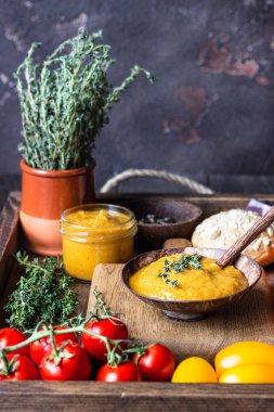 Kavanozlarda sebze havyar, taze domates, soğan, havuç, patlıcan ve kekik ahşap bir tepside ekmek ile servis edilir. Ev yapımı reçeller. Vegan mutfağı. Sonbahar hasadı.