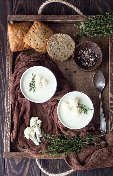 Bandeja Madeira Com Duas Tigelas Cerâmica Com Sopa Creme Couve — Fotografia de Stock