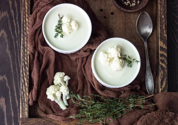 Wooden Tray Two Ceramic Bowl Cauliflower Cream Soup Garnish Fresh — Stock Photo, Image