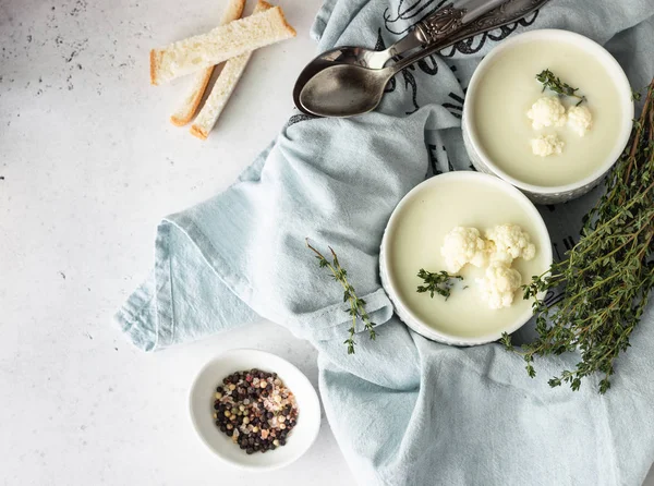 Sopa Crema Coliflor Decorar Con Coliflor Fresca Tomillo Pan Tazón —  Fotos de Stock