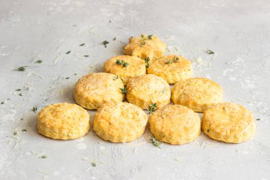 Noel ağacı metin için kopya alanı ile açık gri arka plan üzerinde kekik ve peynir ile tuzlu peynir çerezleri veya çörekler yapılmış. Tatil, kutlama ve yemek konsepti. 