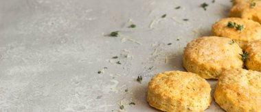 Noel ağacı metin için kopya alanı ile açık gri arka plan üzerinde kekik ve peynir ile tuzlu peynir çerezleri veya çörekler yapılmış. Tatil, kutlama ve yemek konsepti. 