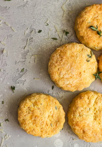 Noel ağacı metin için kopya alanı ile açık gri arka plan üzerinde kekik ve peynir ile tuzlu peynir çerezleri veya çörekler yapılmış. Tatil, kutlama ve yemek konsepti. 