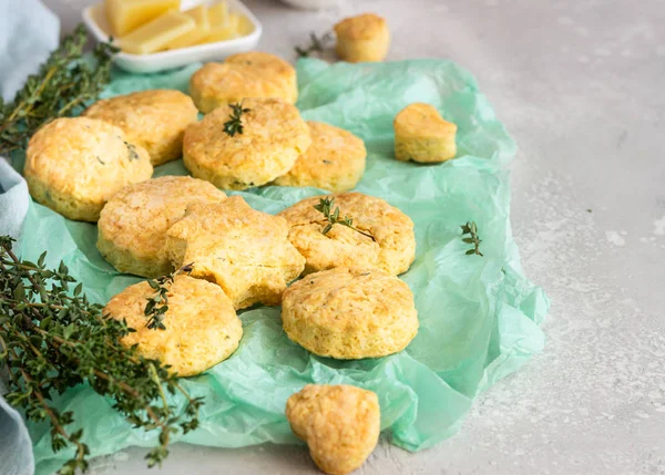 Taze pişmiş lezzetli İngiliz çörekler veya peynir ve kekik ile çerezleri. Tuzlu peynirli çörekler veya kurabiyeler.