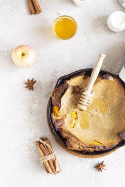 Elma, bal ve baharat (tarçın ve anason) ile Kepekli Hollandalı bebek gözleme. Lezzetli sonbahar veya kış kahvaltısı.  