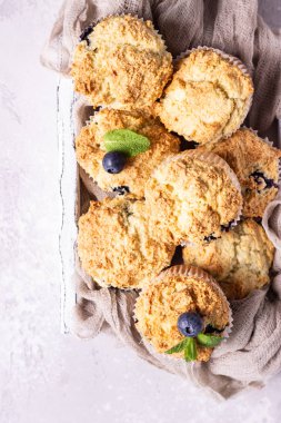 Açık gri taş arka plan taze çilek ve nane yaprakları ile yaban mersini kekler. Kopyalama alanı.