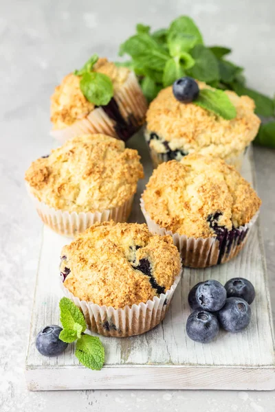 Muffins Mirtilo Com Bagas Frescas Folhas Hortelã Fundo Pedra Cinza — Fotografia de Stock