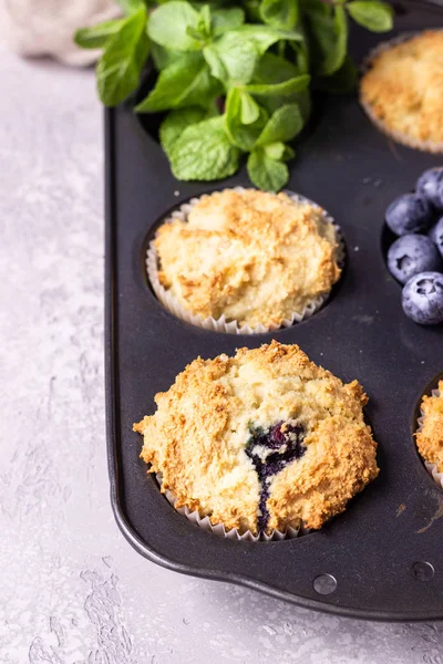 Muffins Aux Myrtilles Avec Des Baies Fraîches Des Feuilles Menthe — Photo