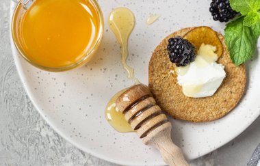 Krem peynir, böğürtlen, üzüm, nane ve bal ile ince gevrek kepekli kraker. 