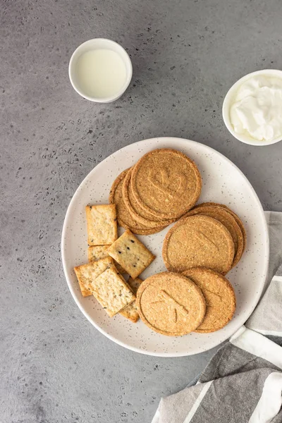 Thin Crispy Wholegrain Crackers Natural Yogurt Milk Simple Breakfast Snack — Stock Photo, Image