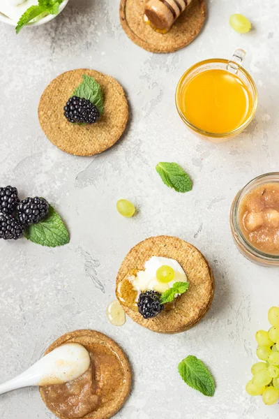 Krem peynir, böğürtlen, üzüm, nane ve bal ile ince gevrek kepekli kraker. 