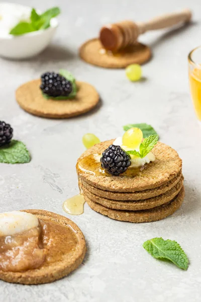 Krem peynir, böğürtlen, üzüm, nane ve bal ile ince gevrek kepekli kraker. 