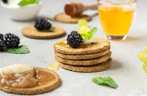 Krem peynir, böğürtlen, üzüm, nane ve bal ile ince gevrek kepekli kraker. 