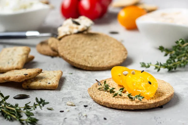 Thin Crispy Wholegrain Crackers Cream Cheese Tomatoes Black Plate — Stock Photo, Image