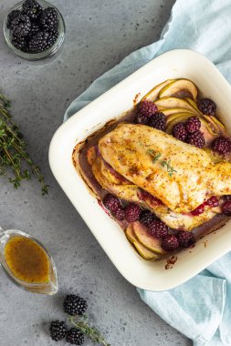 Fırında hindi veya tavuk göğsü elma ve böğürtlen ile doldurulmuş.