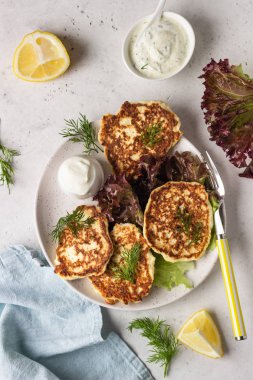 Sebze (karnabahar) krep (börek) doğal yoğurt sosu ve dereotu ile.