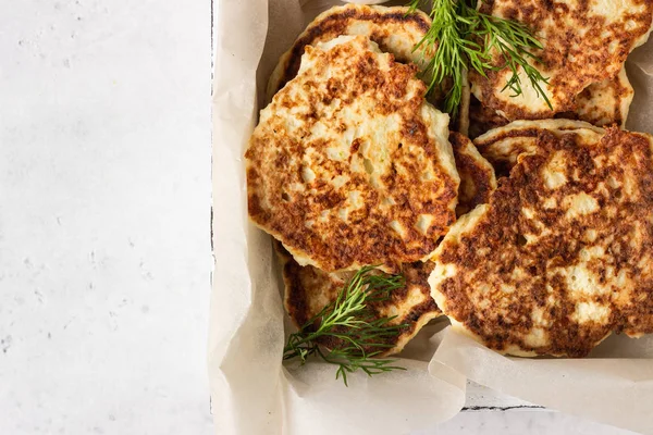 Groente Bloemkool Pannenkoeken Fritters Met Natuurlijke Yoghurt Dressing Dille — Stockfoto