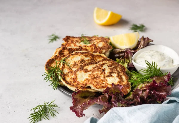 Groente Bloemkool Pannenkoeken Fritters Met Natuurlijke Yoghurt Dressing Dille — Stockfoto