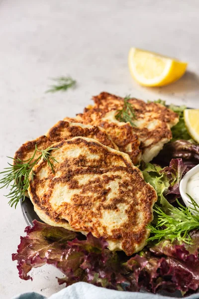 Groente Bloemkool Pannenkoeken Fritters Met Natuurlijke Yoghurt Dressing Dille — Stockfoto