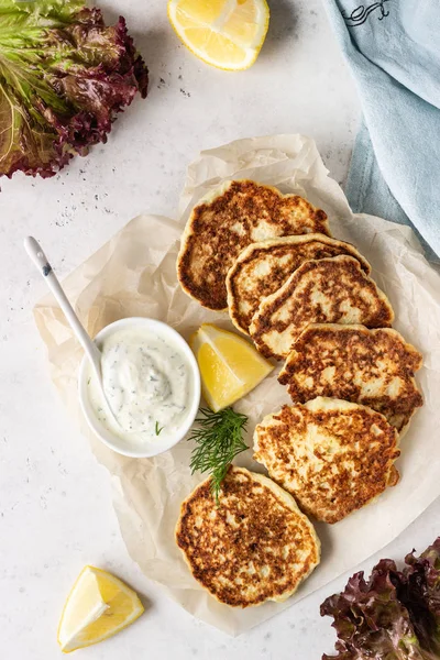 Groente Bloemkool Pannenkoeken Fritters Met Natuurlijke Yoghurt Dressing Dille — Stockfoto