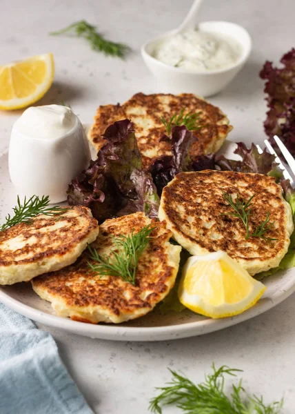 Groente Bloemkool Pannenkoeken Fritters Met Natuurlijke Yoghurt Dressing Dille — Stockfoto