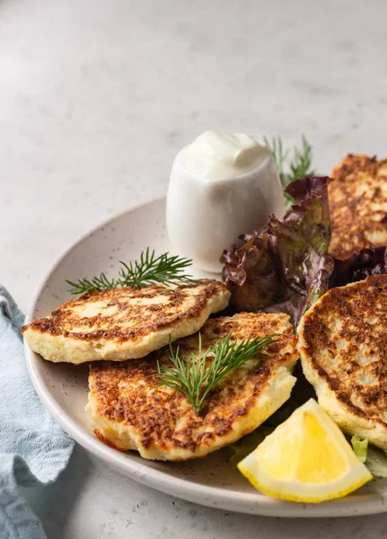 Groente Bloemkool Pannenkoeken Fritters Met Natuurlijke Yoghurt Dressing Dille — Stockfoto