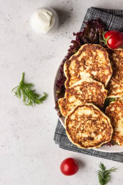 Sebze (karnabahar) krep (börek) doğal yoğurt sosu ve dereotu ile.