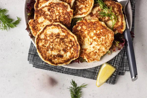 Groente Bloemkool Pannenkoeken Fritters Met Natuurlijke Yoghurt Dressing Dille — Stockfoto