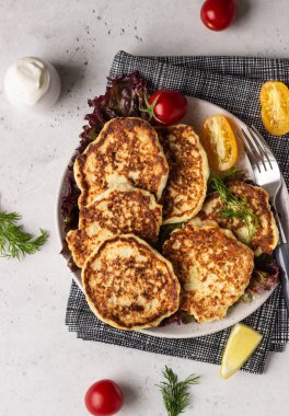 Sebze (karnabahar) krep (börek) doğal yoğurt sosu ve dereotu ile.