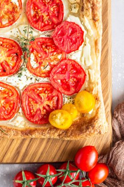 Domates tart, puf böreği krem peynir veya ricotta ve domates ile tepesinde.