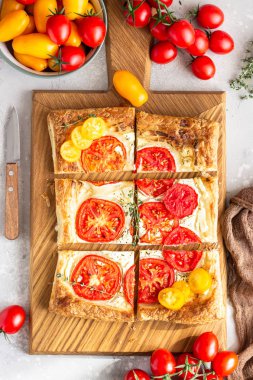 Domates tart, puf böreği krem peynir veya ricotta ve domates ile tepesinde.