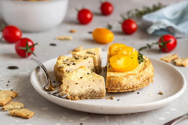 Pastel Queso Salado Con Tomates Tomillo —  Fotos de Stock