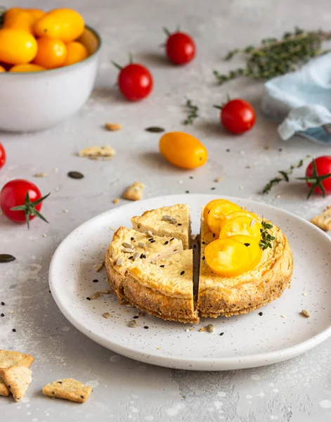 Bolo Queijo Salgado Com Tomate Tomilho — Fotografia de Stock